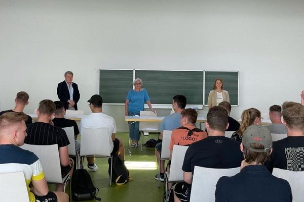 Landtagsabgeordnete Sandra Boser zum Austausch und Klassenbesuch im Gymnasium Ettenheim