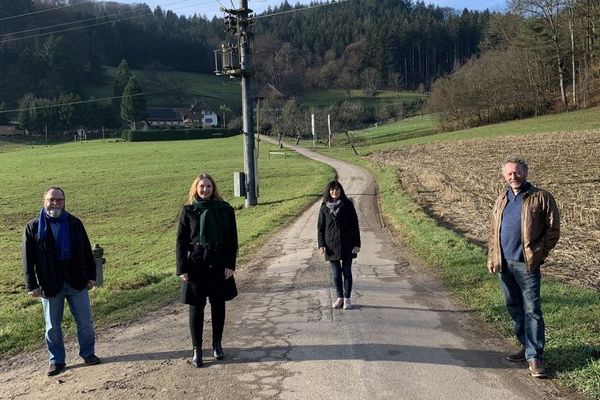 Sandra Boser informiert sich über das Schwarzwaldverfahren beim Gemeindebesuch in Seelbach