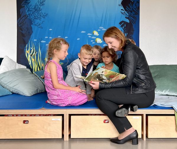 Vorlesetag in der Kita Max-Planck in Lahr. Sandra Boser MdL las Kindern aus dem Buch: „Lieselotte macht Urlaub" vor