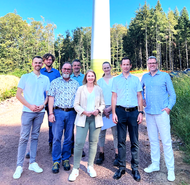 Sandra Boser MdL besichtigt badenova-Windkraftanlage Kallenwald
