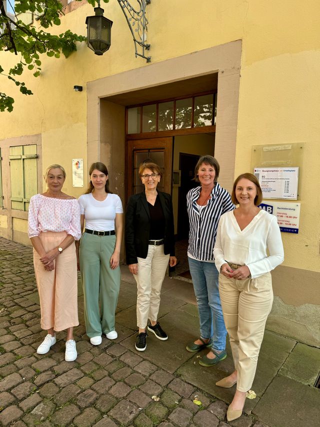 „Gewaltschutz ist auch immer Kinderschutz“ -  Staatssekretärin Dr. Ute Leidig gemeinsam mit Sandra Boser MdL zu Besuch beim Verein „Frauen helfen Frauen Ortenau“