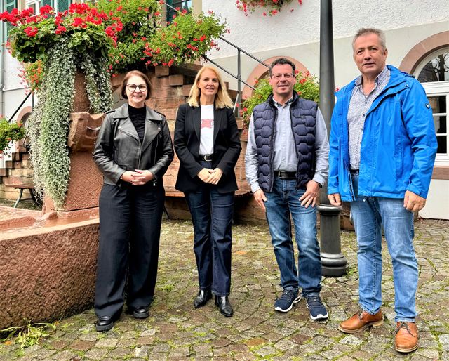 „Medienbildung ist ein Hauptthema“ – Sandra Boser besuchte die Gemeinde Mühlenbach und die Heinrich-König-Schule