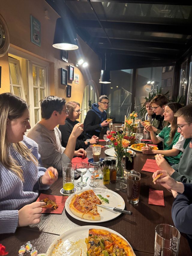 Beim Format „Pizza und Politik“ tauschte sich Sandra Boser MdL mit jungen Menschen aus