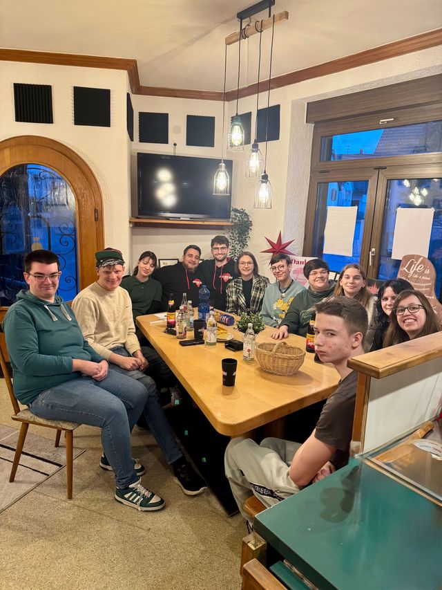 Sandra Boser MdL im Austausch mit jungen Erwachsenen vom Jugendmusikwerk Baden e.V.