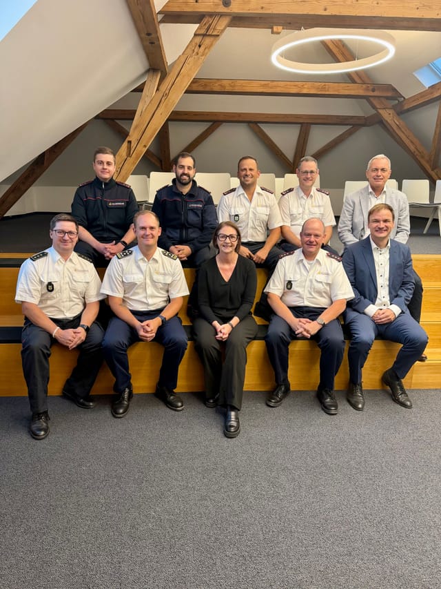 Landtagsabgeordnete Sandra Boser im intensiven                                     Dialog mit den Feuerwehrkommandanten ihres Wahlkreises